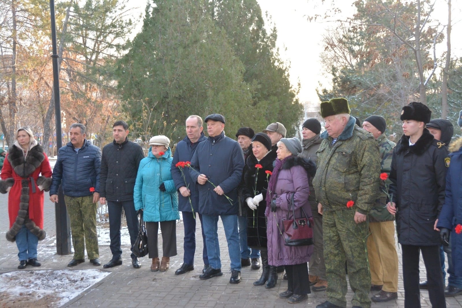 В Астрахани почтили память Героев Отечества | Городская Дума муниципального  образования 