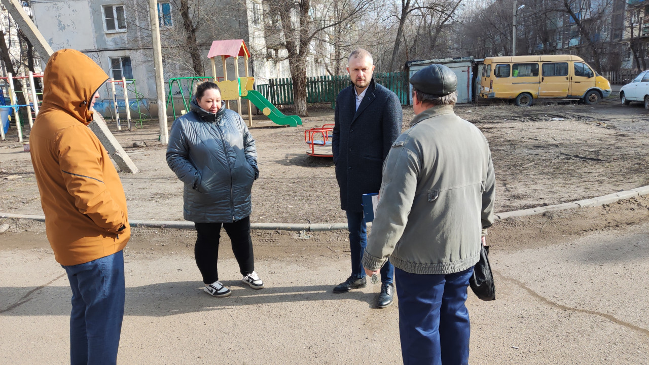 Владимир Лимонов встретился с жителями многоквартирных домов по ул. Маркина  | Городская Дума муниципального образования 